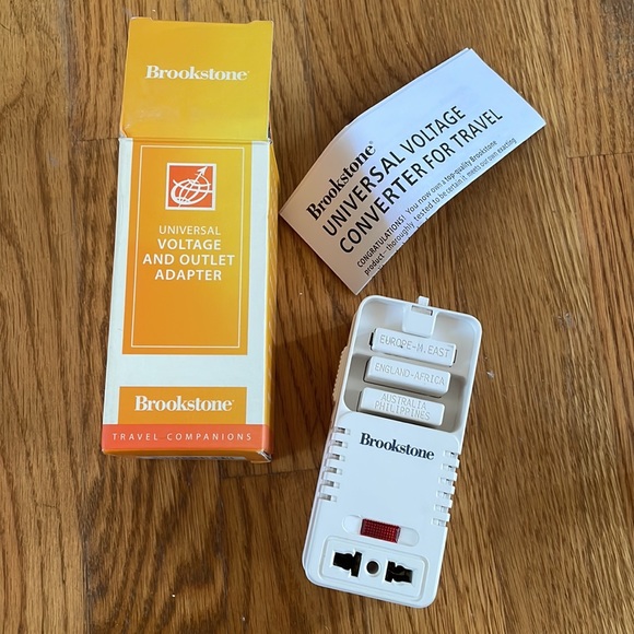 Brookstone Universal Voltage & Outlet Adapter & Dual Time Zone Clock - Picture 6 of 10